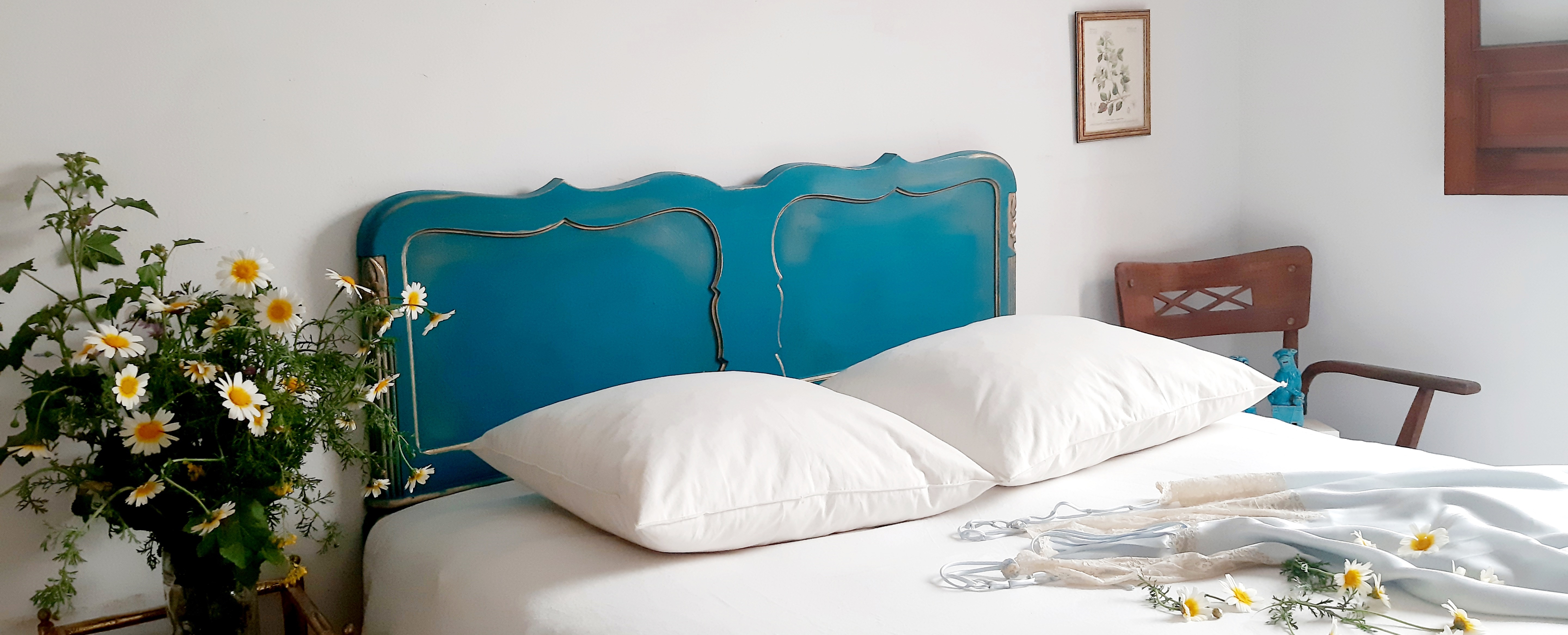 Un baño en blanco y azul con banco de obra - Vintage & Chic. Pequeñas  historias de decoración