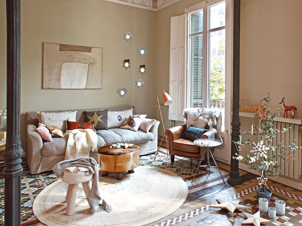 Un piso de arquitectura clásica decorado con muebles vintage