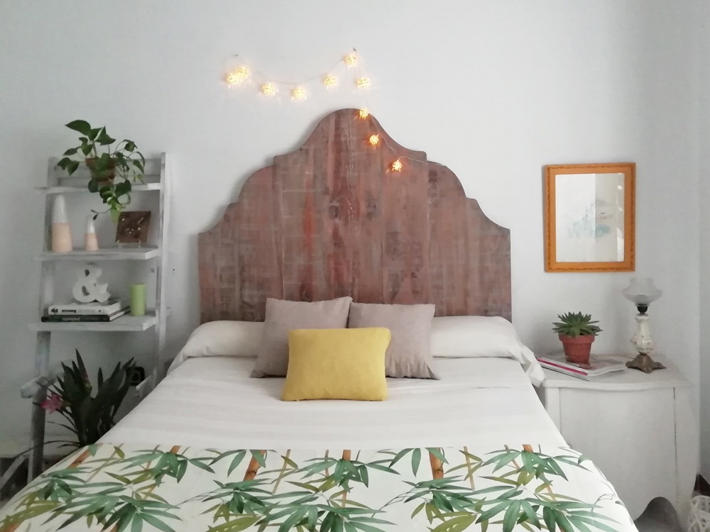 14 ideas para combinar mesitas de noche diferentes y otros muebles en el dormitorio 
