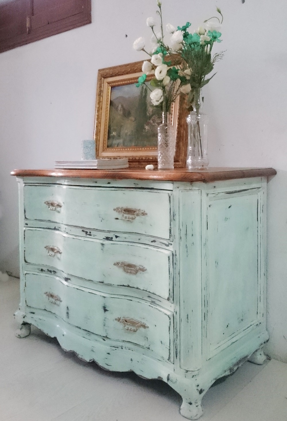 Antes y después de una antigua cómoda actualizada en verde agua