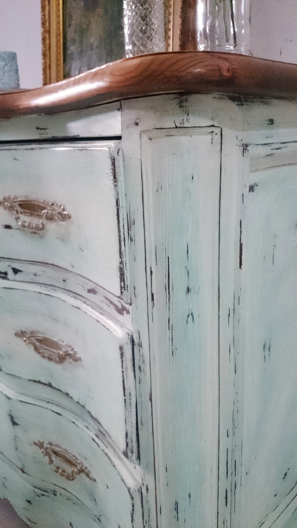 Antes y después de una antigua cómoda actualizada en verde agua