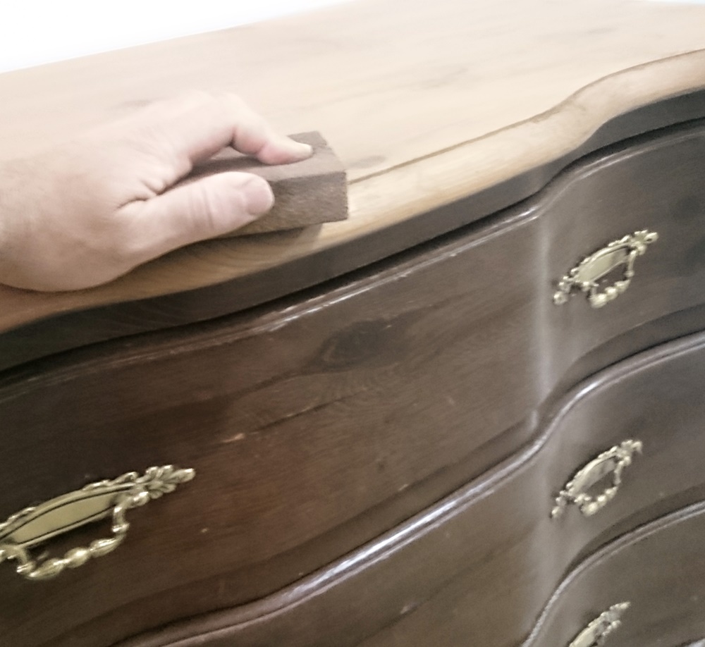 Antes y después de una  antigua cómoda actualizada en verde agua