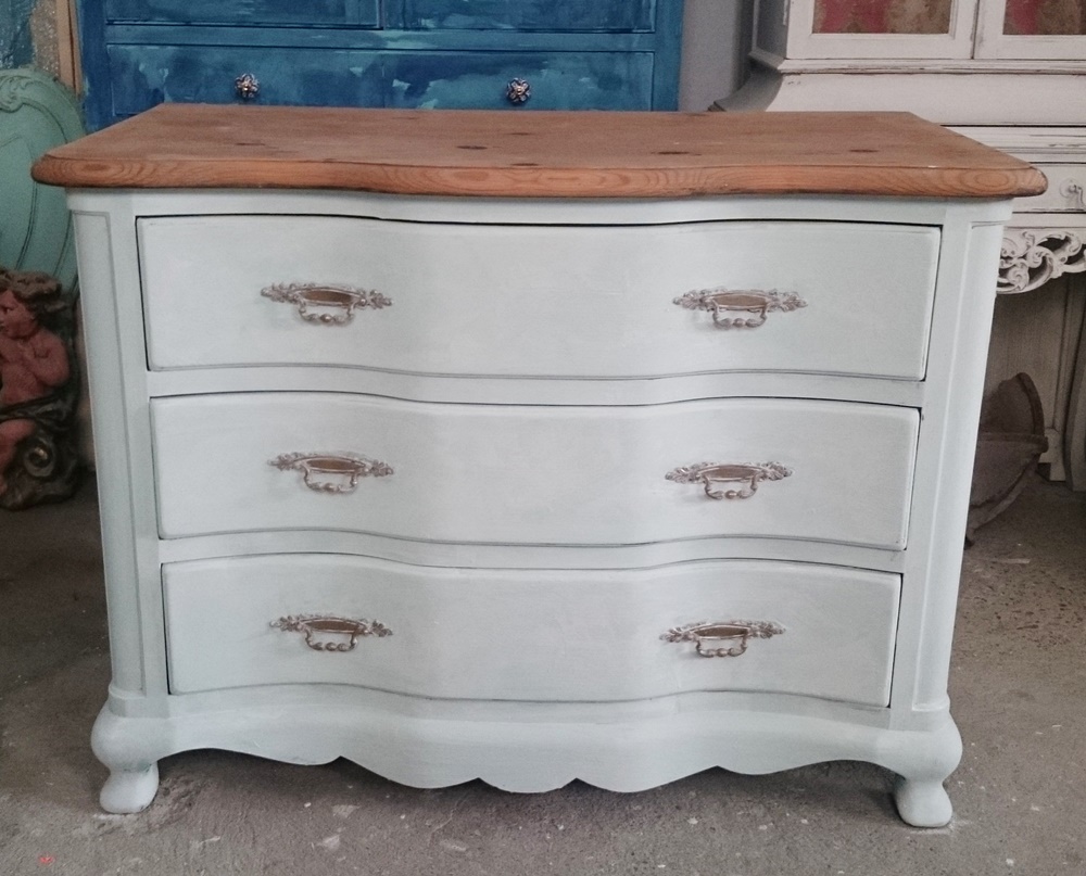 Antes y después de una antigua cómoda actualizada en verde agua