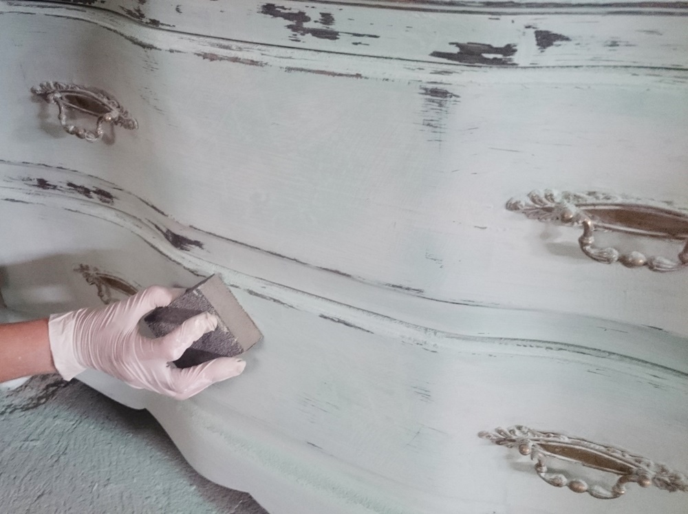 Antes y después de una antigua cómoda actualizada en verde agua