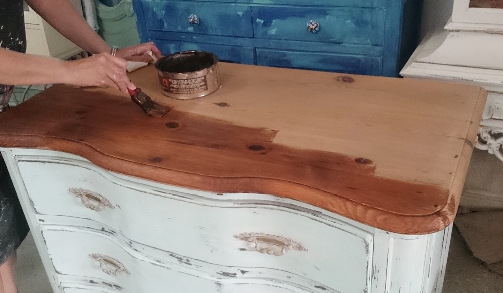 Antes y después de una antigua cómoda actualizada en verde agua