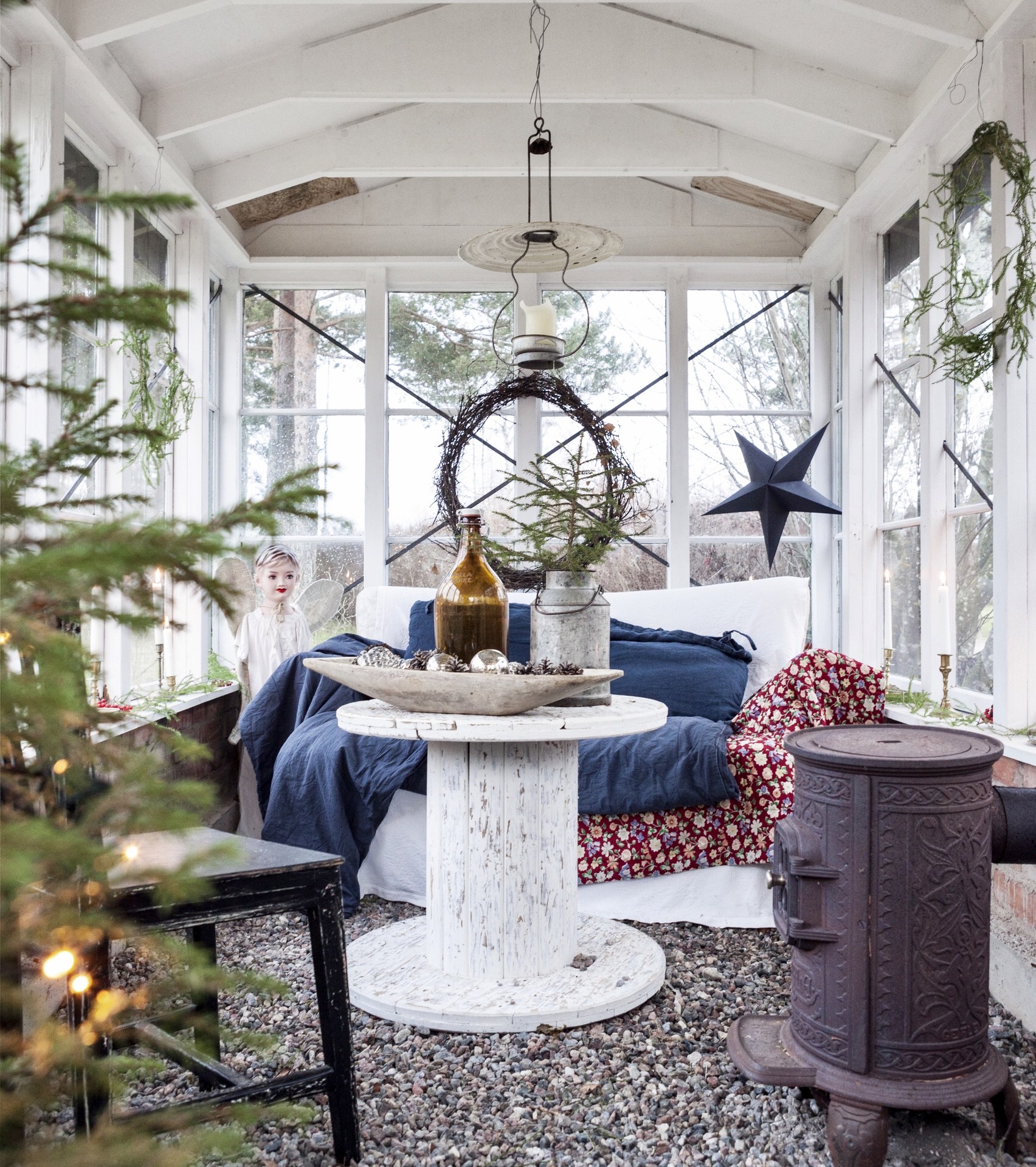 Blanca Navidad en una casa escandinava