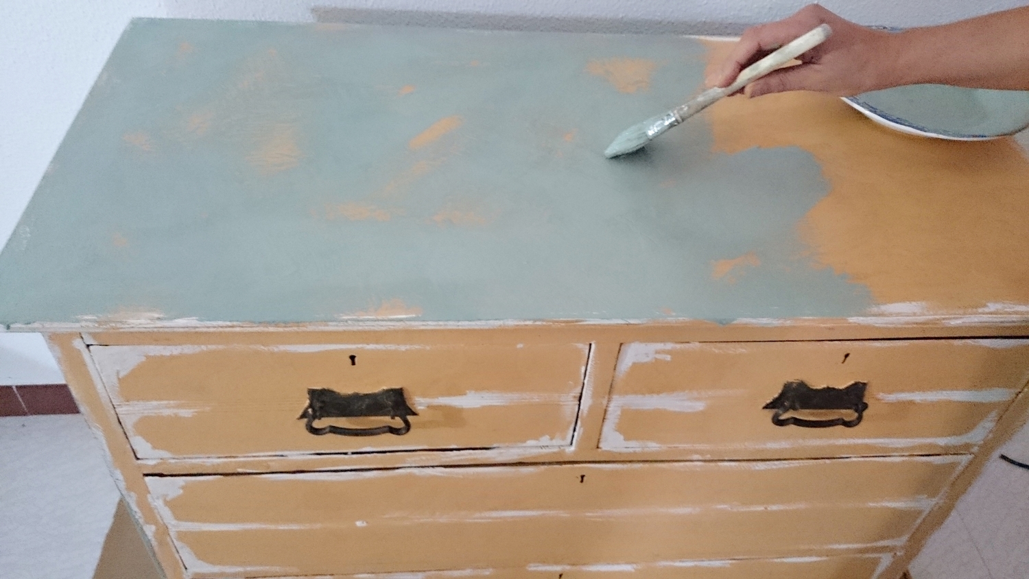 Cómo darle un toque rústico chic a una antigua cómoda