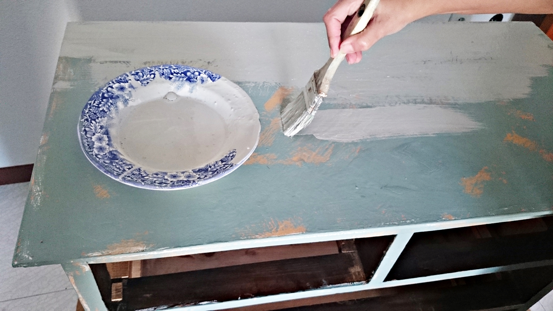 Cómo darle un toque rústico chic a una antigua cómoda