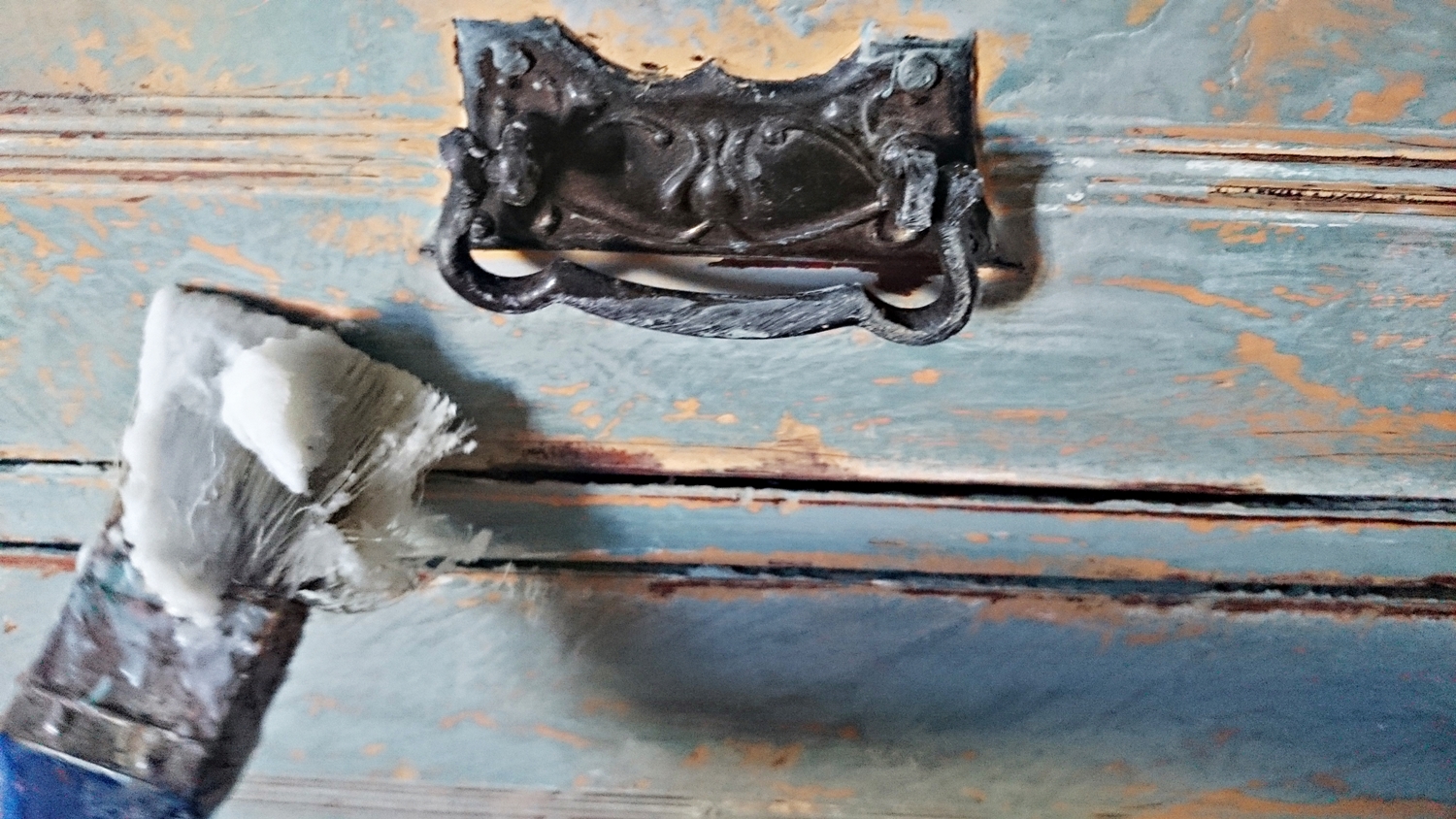 Cómo darle un toque rústico chic a una antigua cómoda