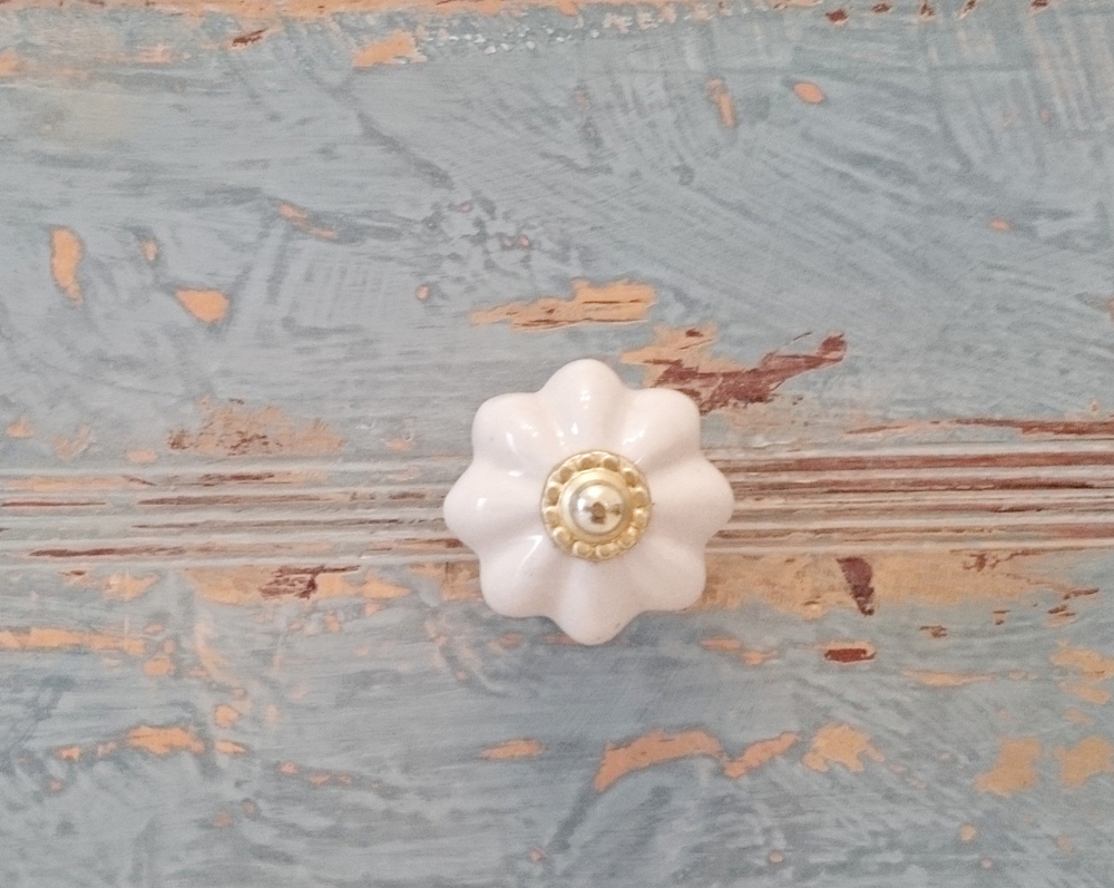 Cómo darle un toque rústico chic a una antigua cómoda