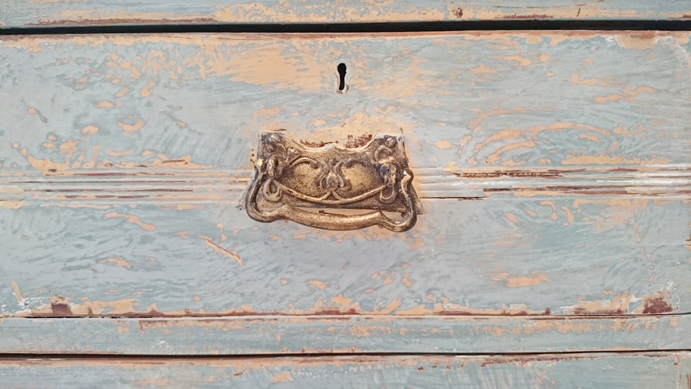 Cómo darle un toque rústico chic a una antigua cómoda