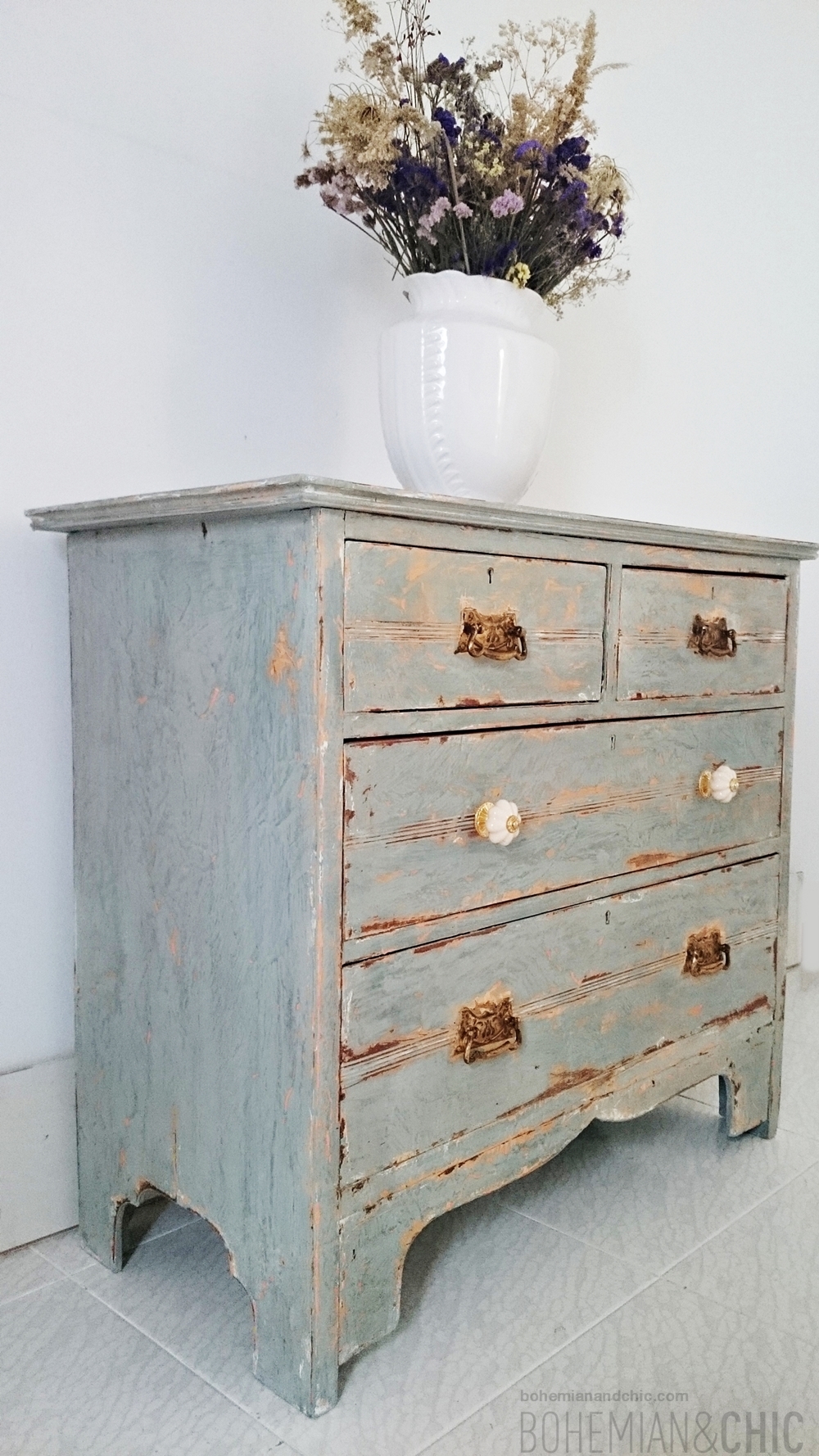 Cómo darle un toque rústico chic a una antigua cómoda