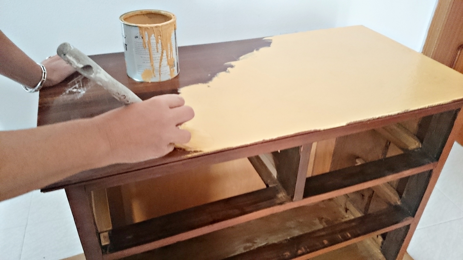 Cómo darle un toque rústico chic a una antigua cómoda