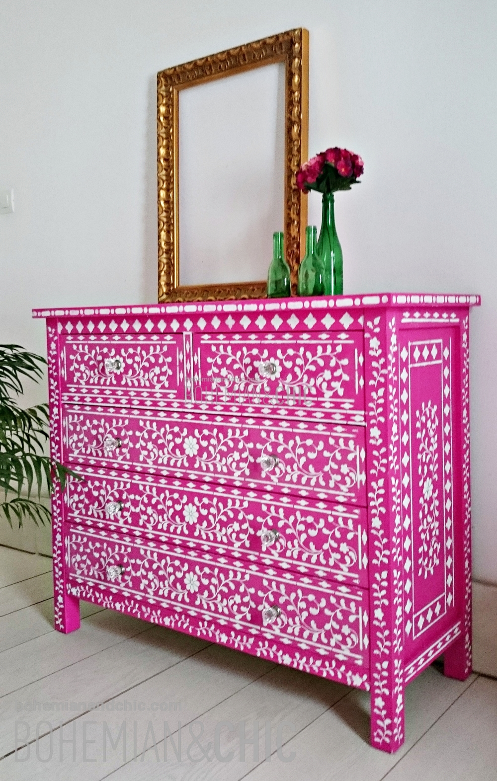 Una cómoda fucsia de estilo étnico