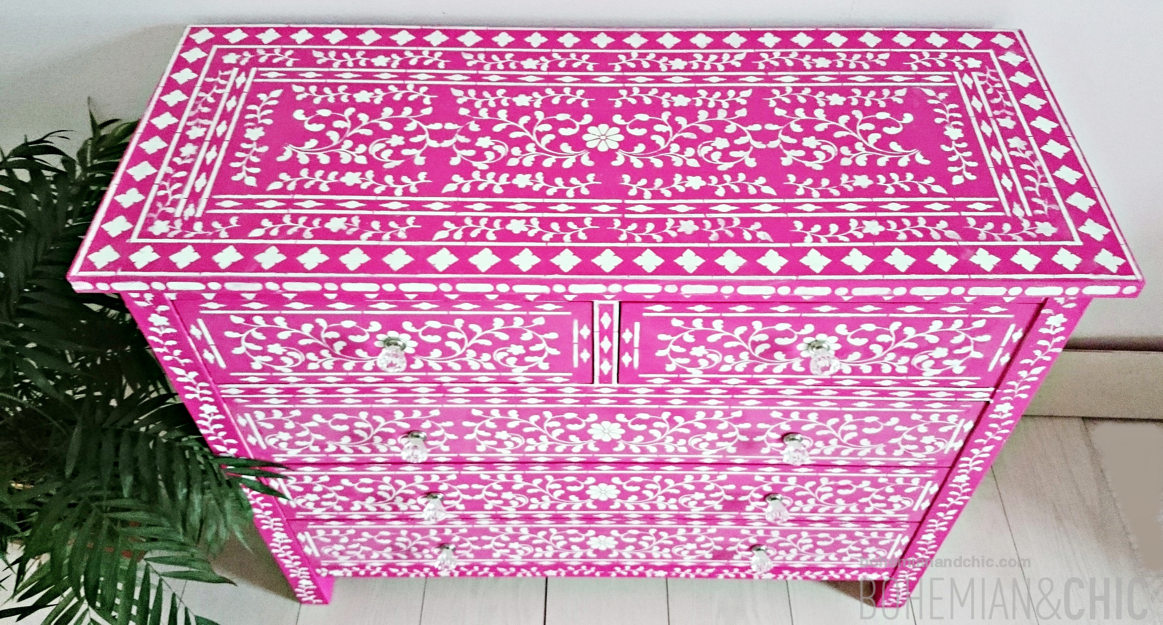 Una cómoda fucsia de estilo étnico