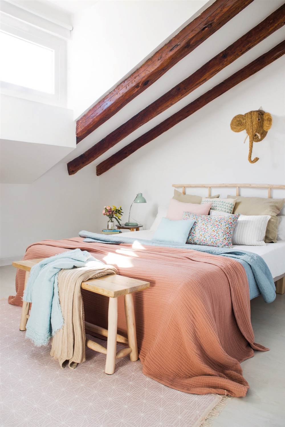 Un apartamento que combina el estilo rústico y nórdico 