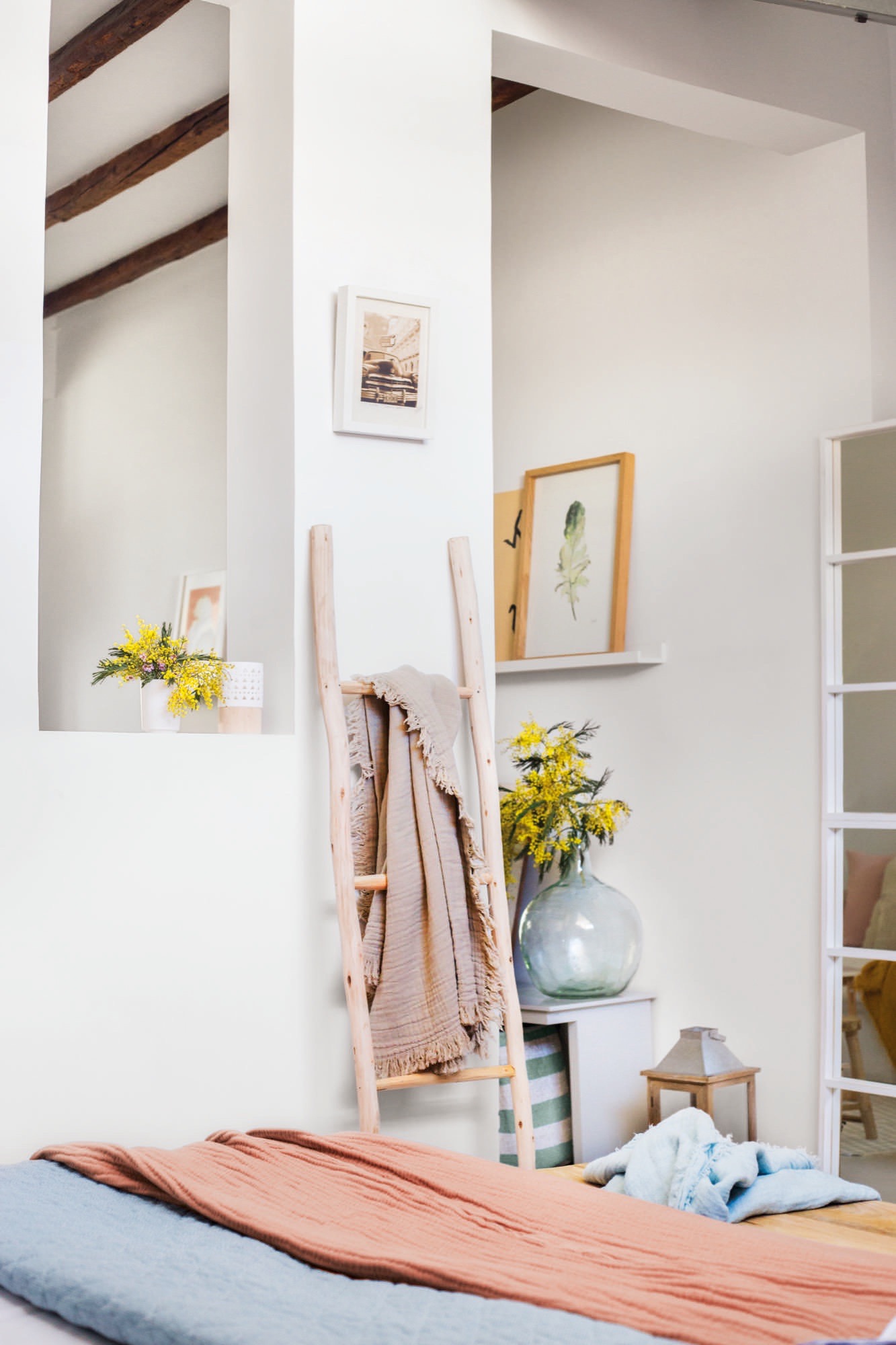 Un apartamento que combina el estilo rústico y nórdico 