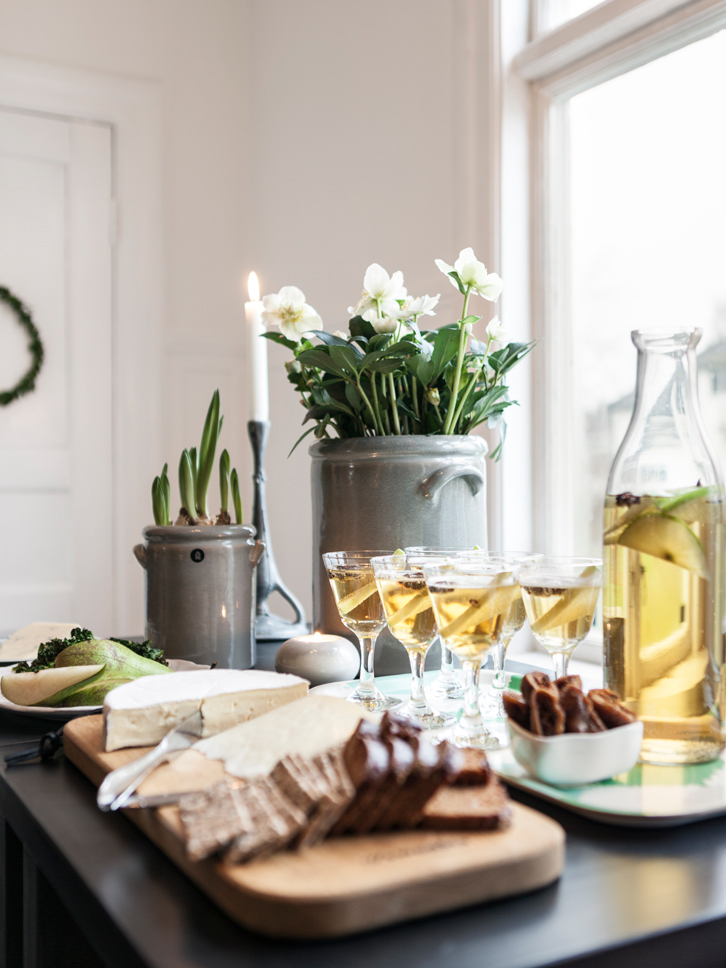 Un casa vestida para Navidad en blanco y verde