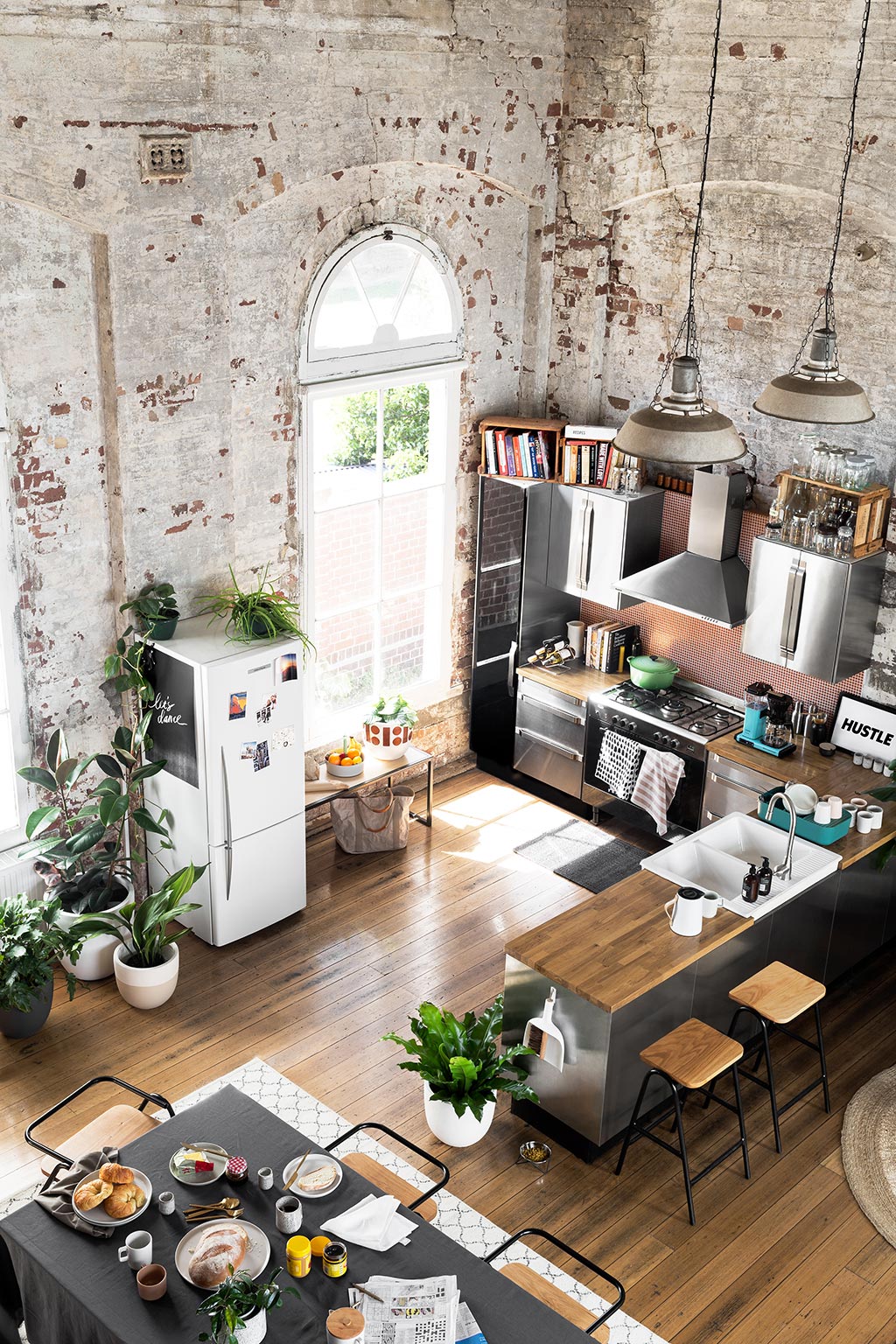 Un loft que conserva su esencia industrial