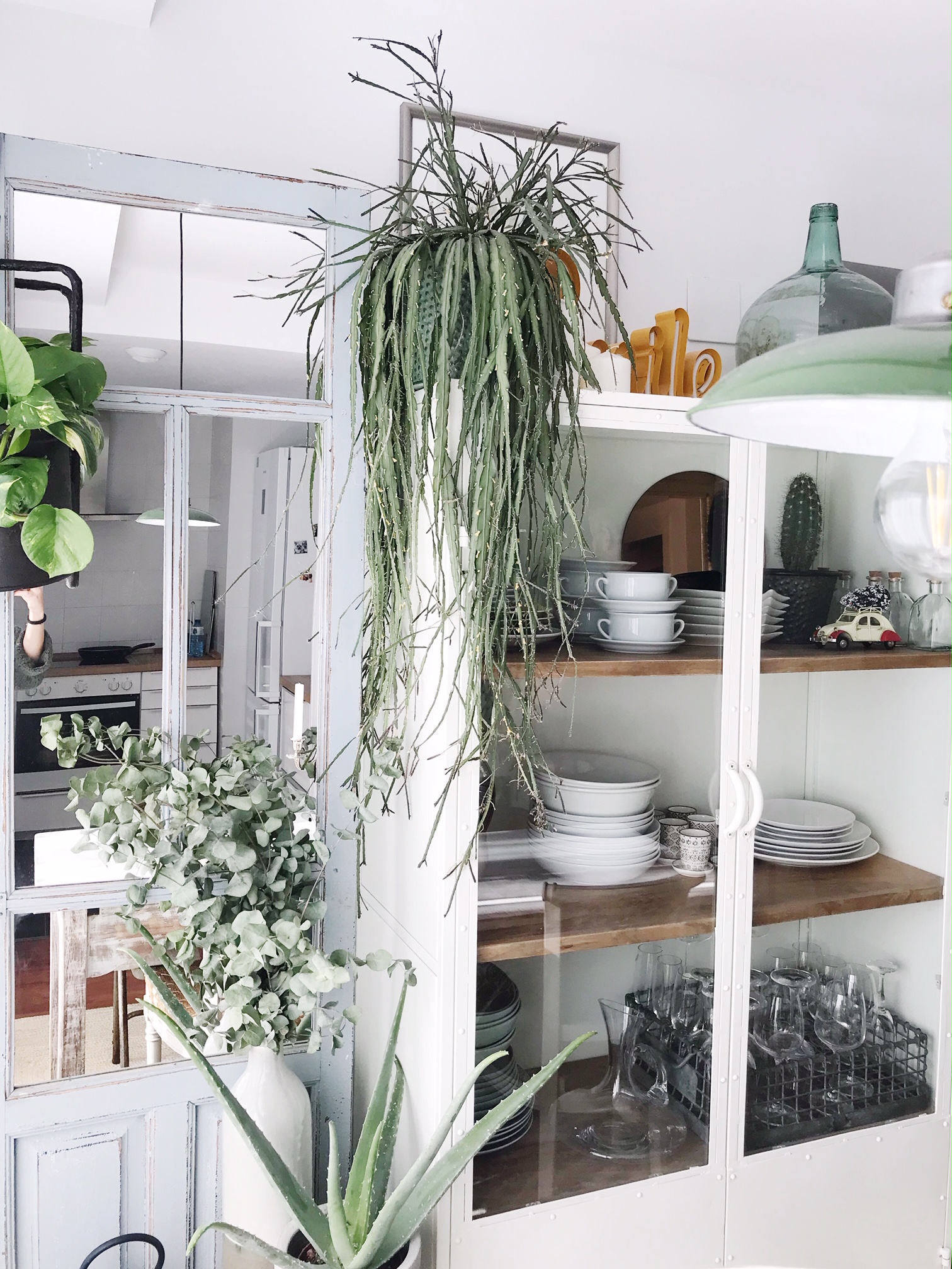 Un salón que utiliza puertas espejo para ganar amplitud