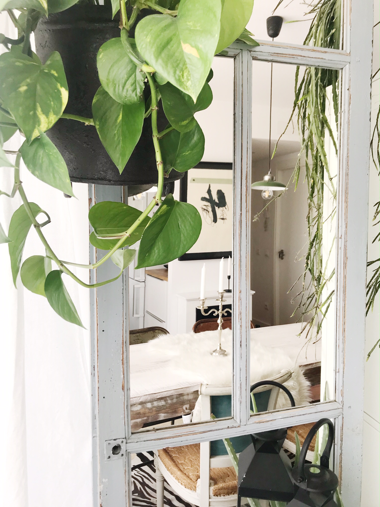 Un salón que utiliza puertas espejo para ganar amplitud