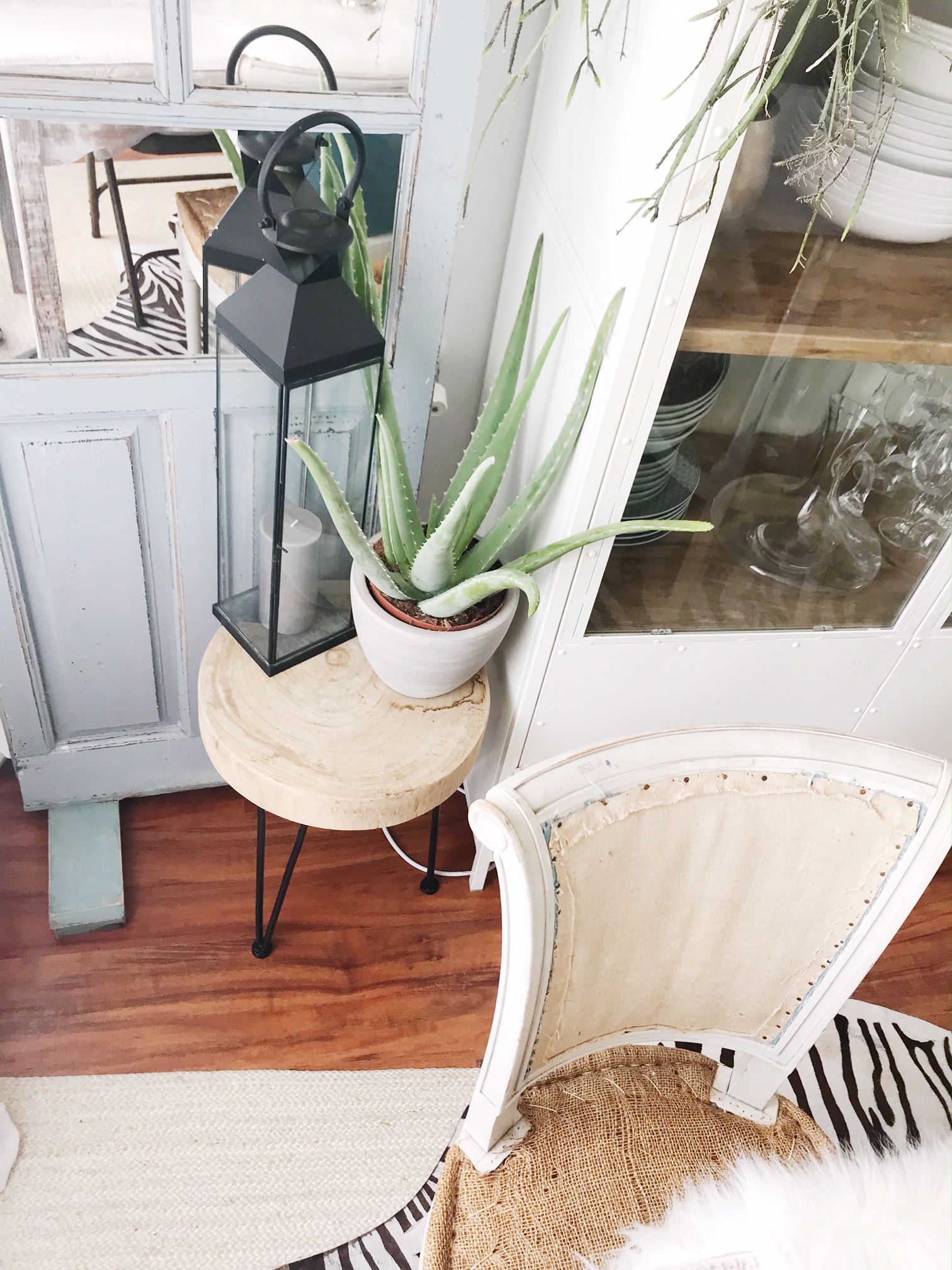 Un salón que utiliza puertas espejo para ganar amplitud