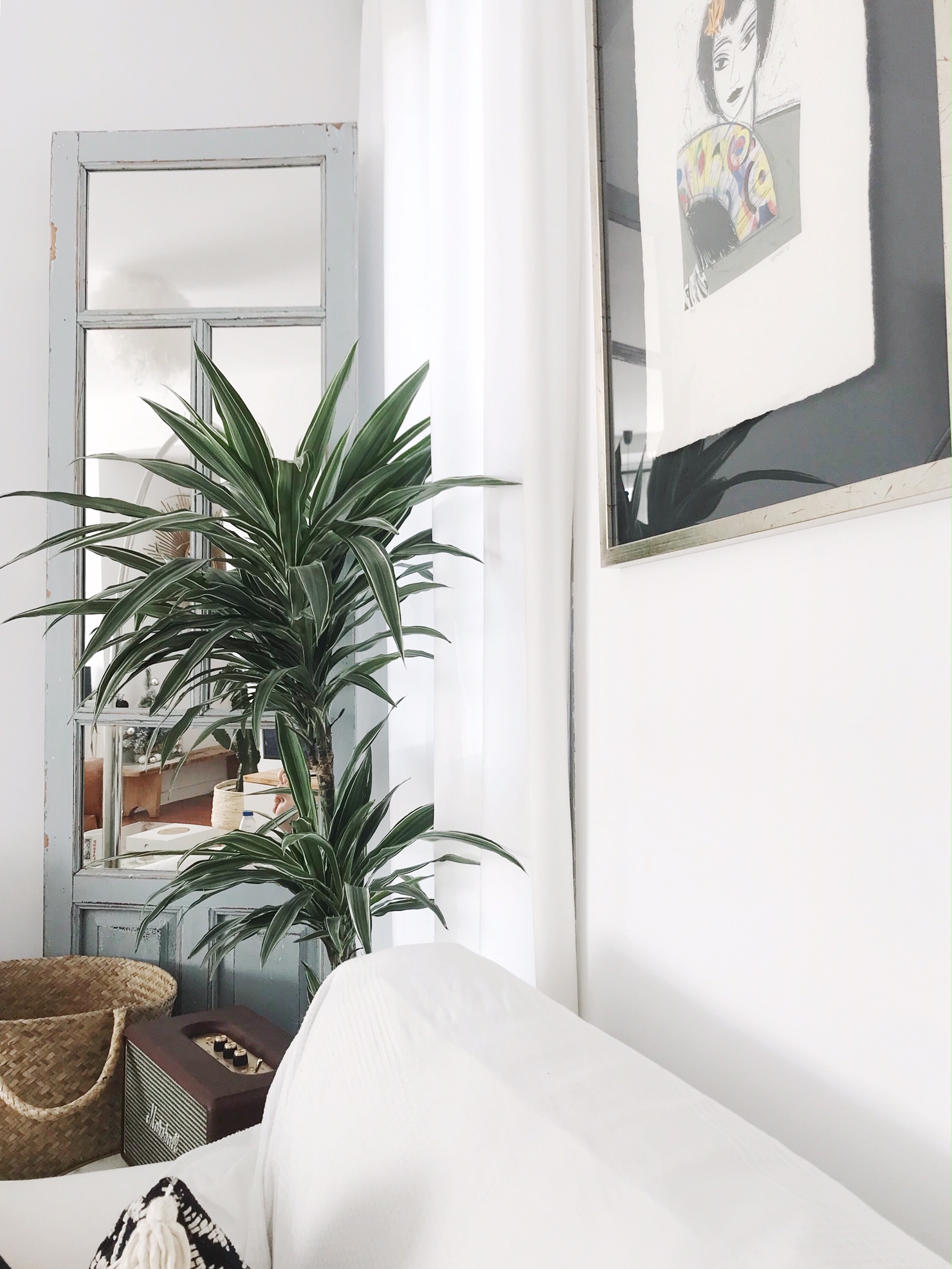 Un salón que utiliza puertas espejo para ganar amplitud