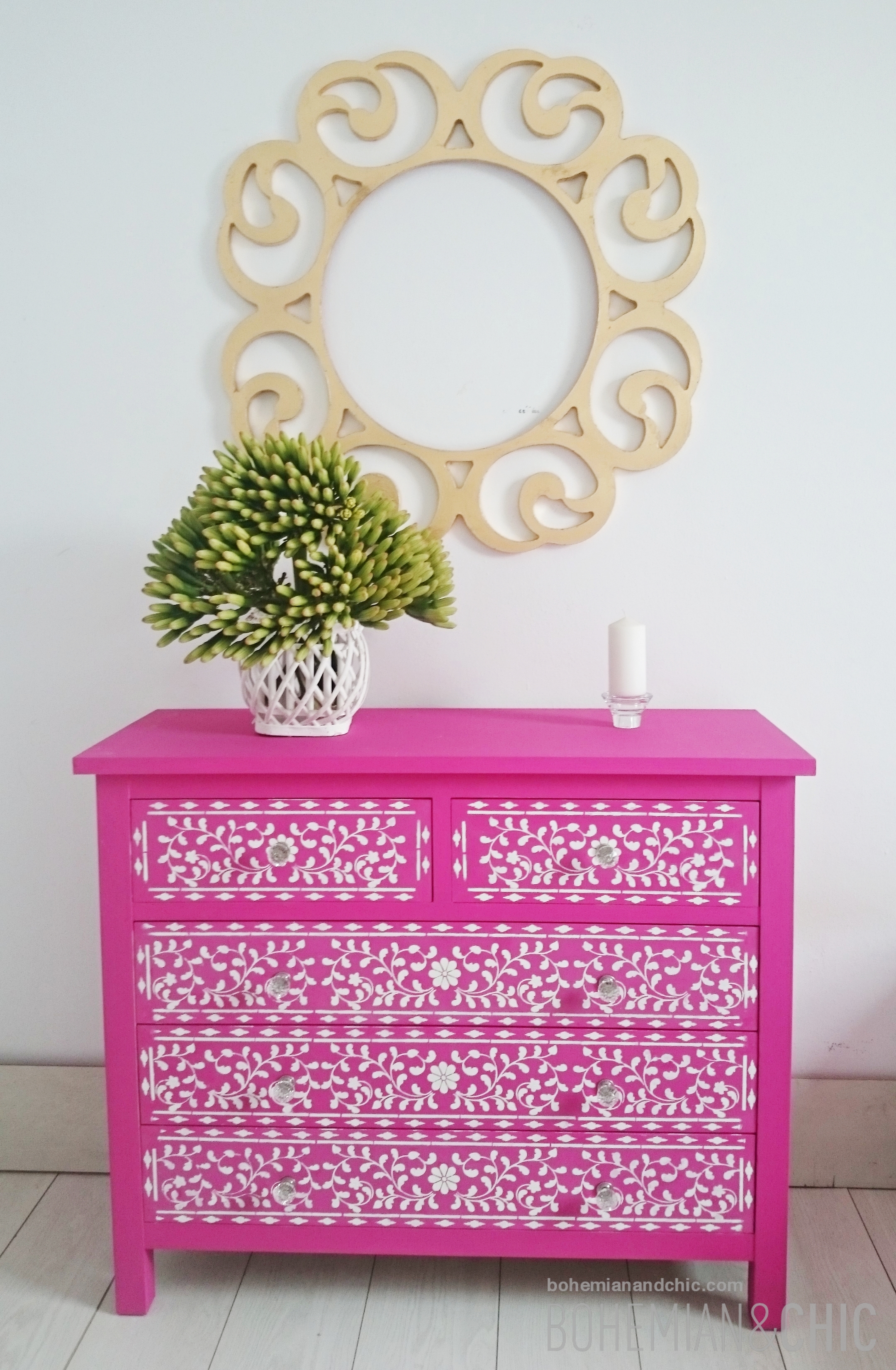 Una cómoda fucsia de estilo boho chic