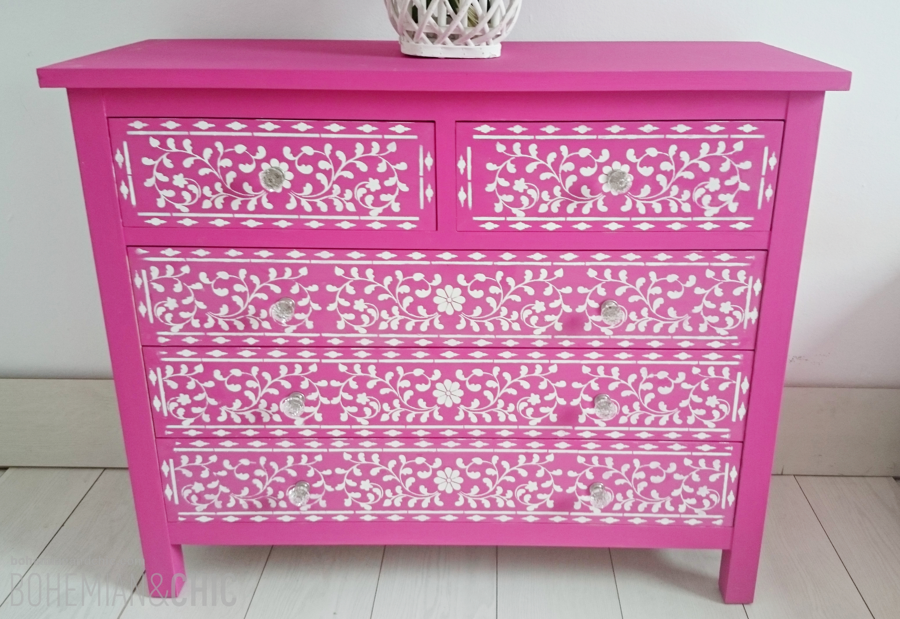 Una cómoda fucsia de estilo boho chic