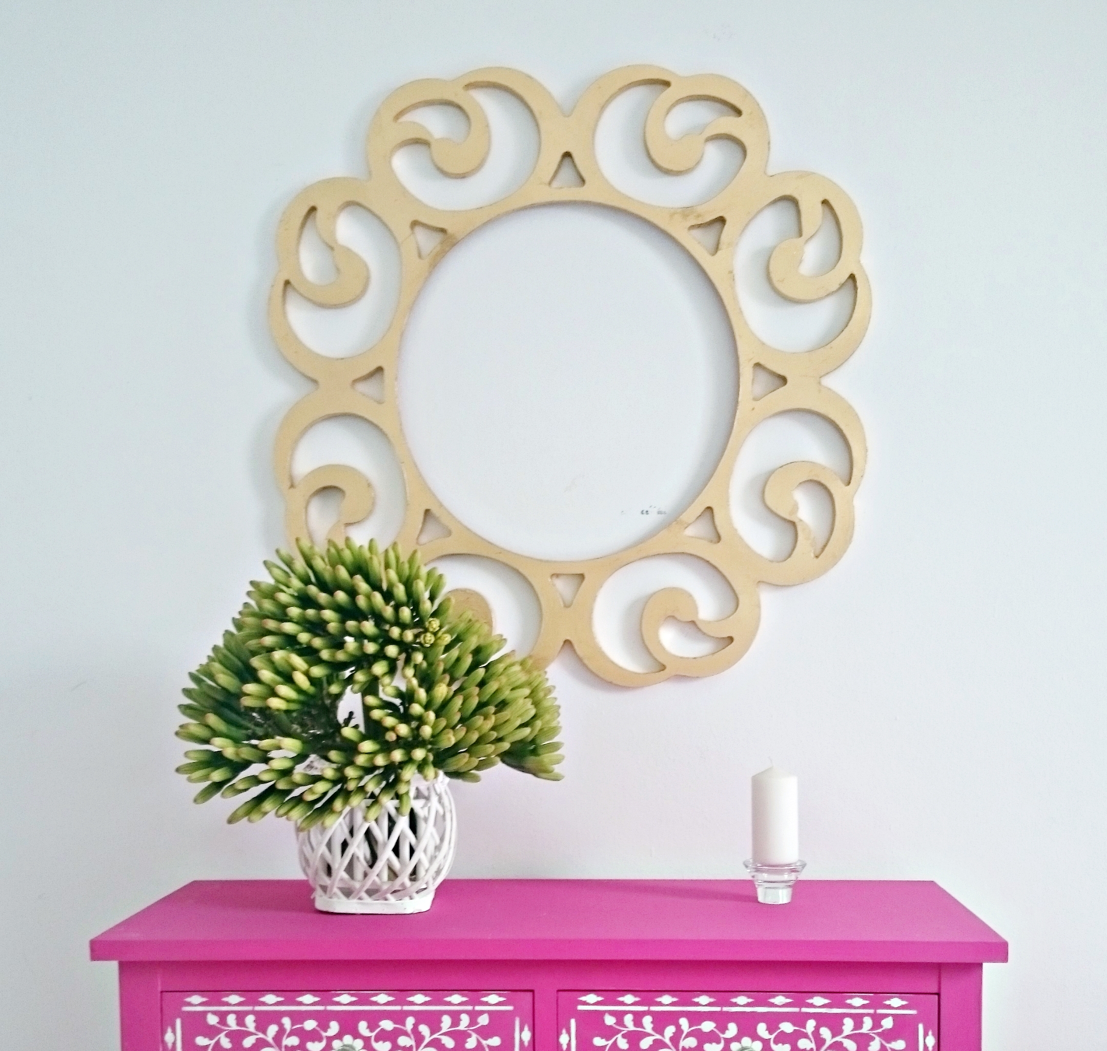 Una cómoda fucsia de estilo boho chic