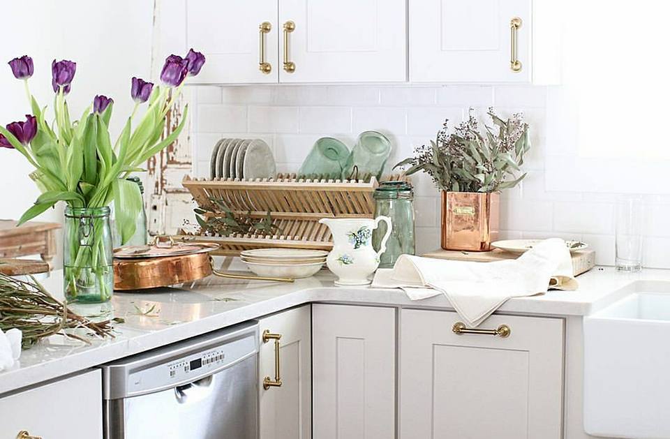 Una casa de campo con piezas antiguas y vintage