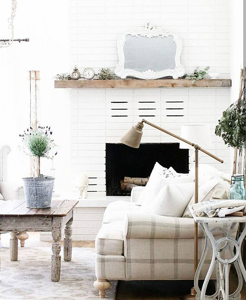 Una casa de campo con piezas antiguas y vintage