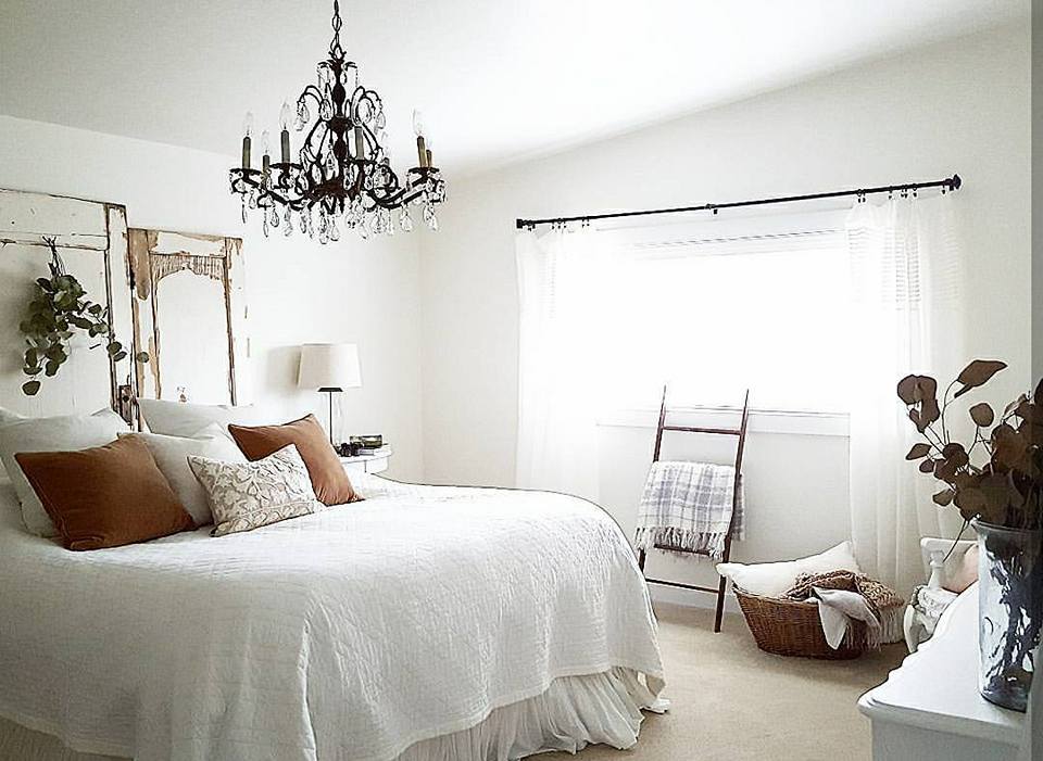 Una casa de campo con piezas antiguas y vintage