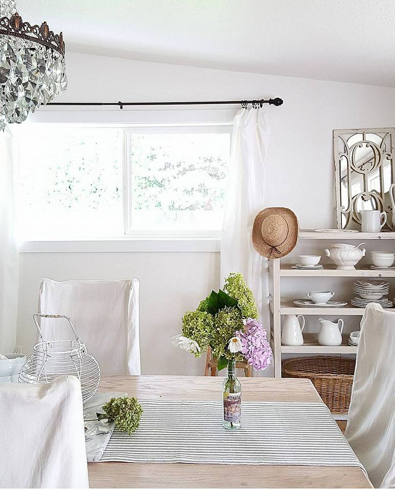 Una casa de campo con piezas antiguas y vintage