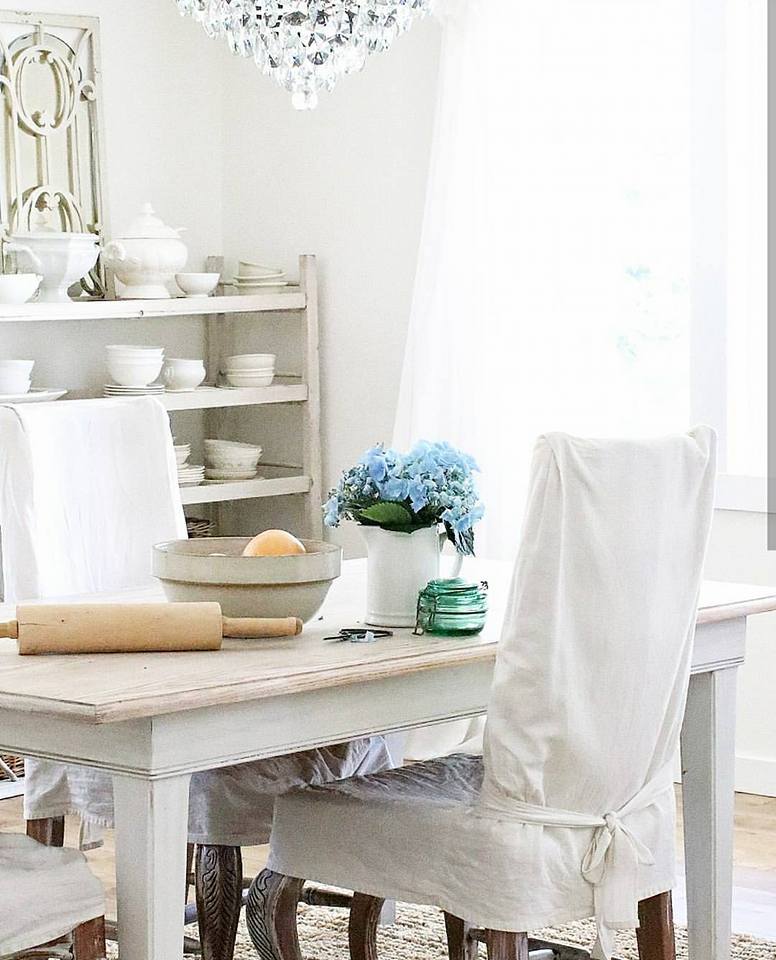 Una casa de campo con piezas antiguas y vintage