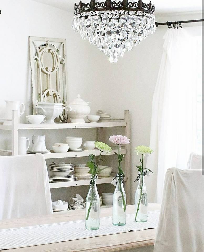 Una casa de campo con piezas antiguas y vintage