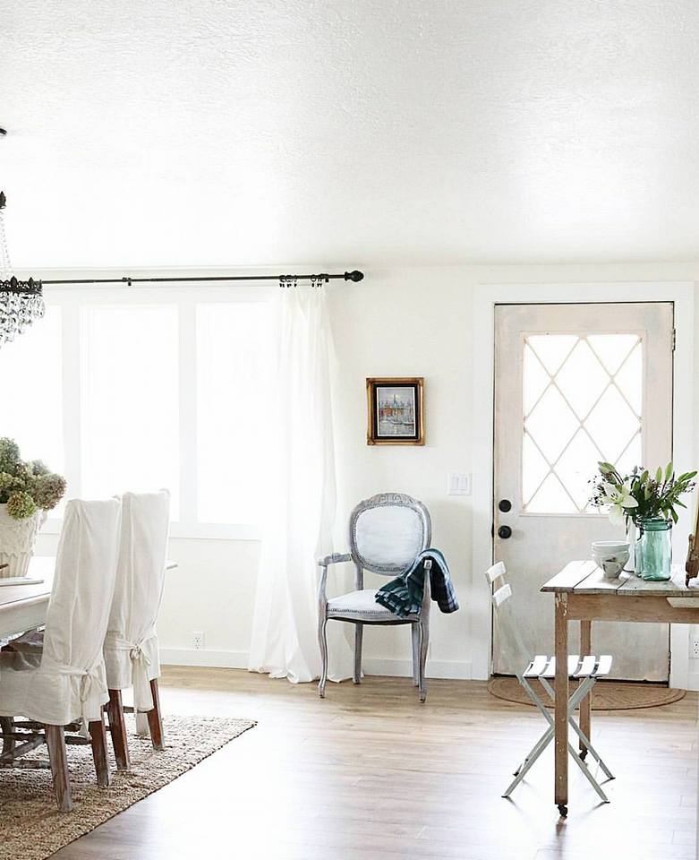 Una casa de campo con piezas antiguas y vintage