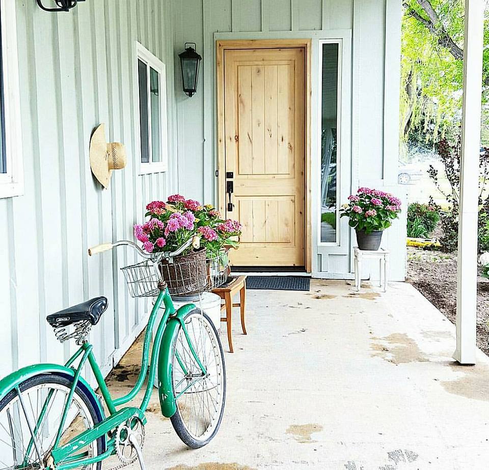 Una casa de campo con piezas antiguas y vintage