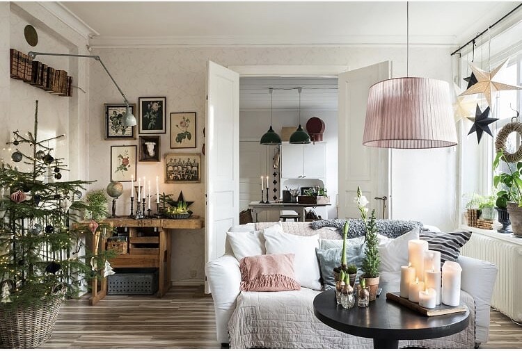 Una casa lista para recibir la Navidad decorada con piezas recuperadas