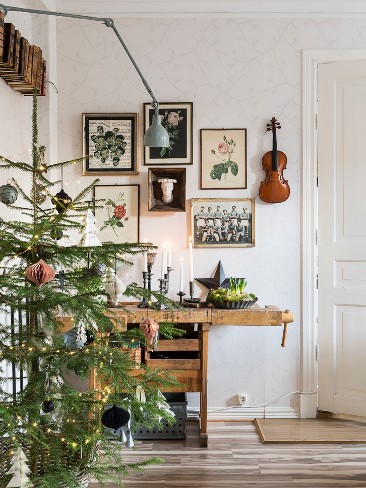 Una casa lista para recibir la Navidad decorada con piezas recuperadas