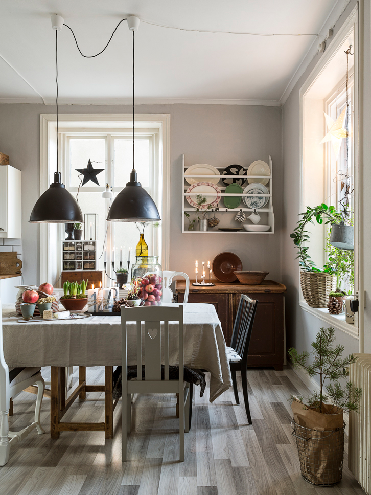 Una casa lista para recibir la Navidad decorada con piezas recuperadas