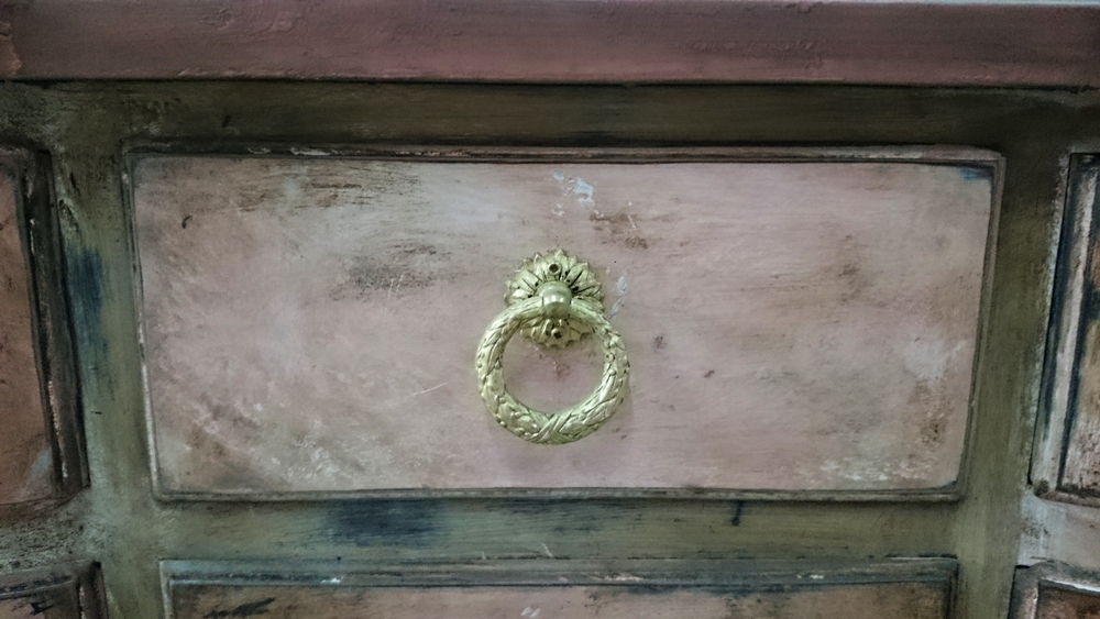 Cómo recuperar de forma original una antigua cómoda estilo inglés