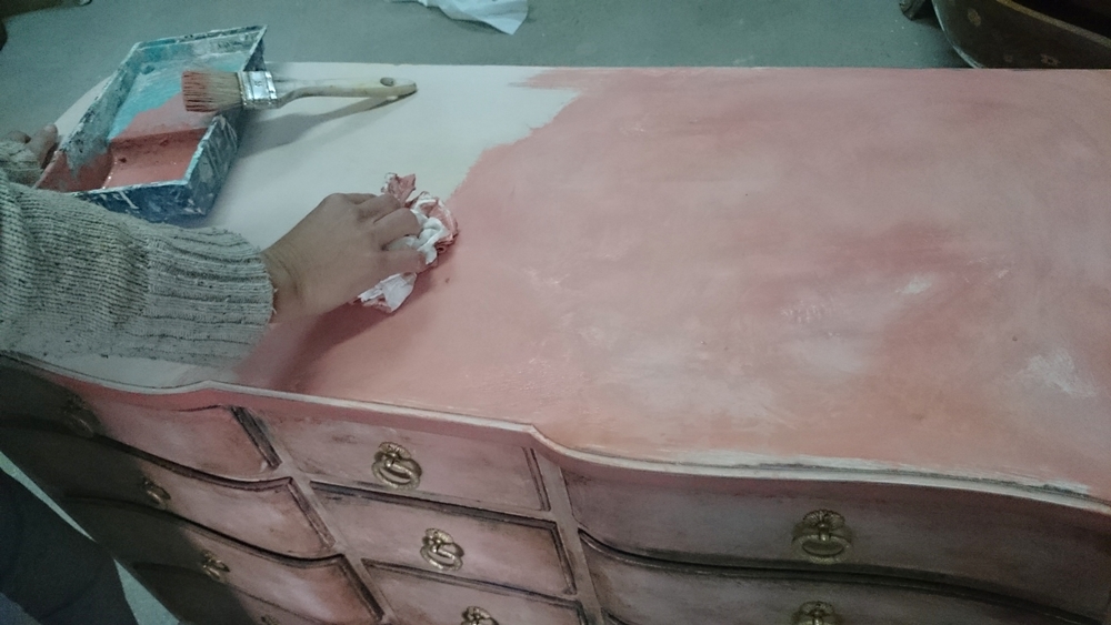 Cómo recuperar de forma original una antigua cómoda estilo inglés