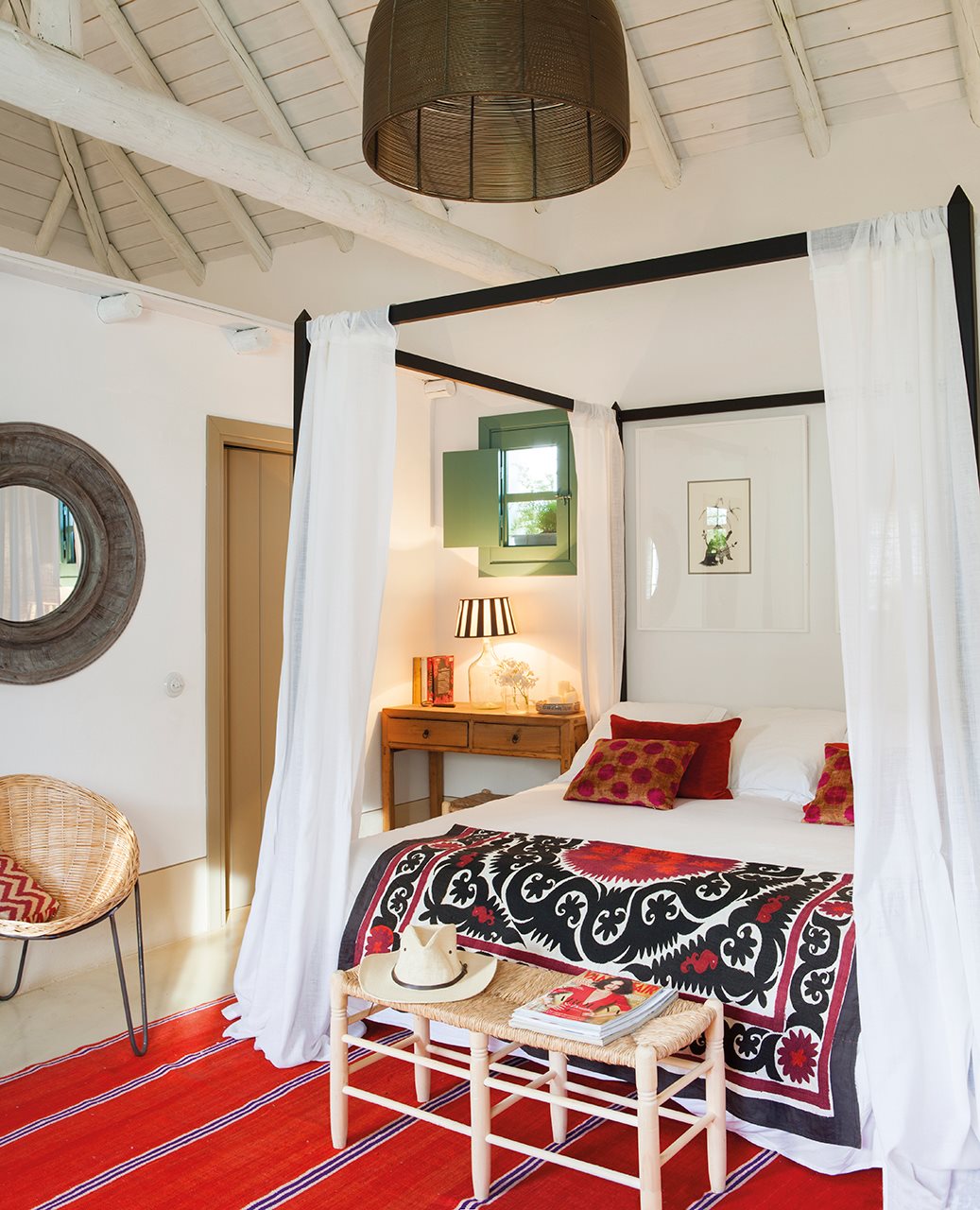 decorar los pies de la cama con una banqueta de de enea