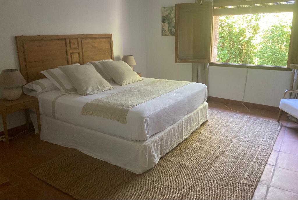 reforma casa rural cabecero con puerta antigua