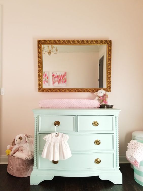 Antes y después de una antigua cómoda actualizada en verde agua