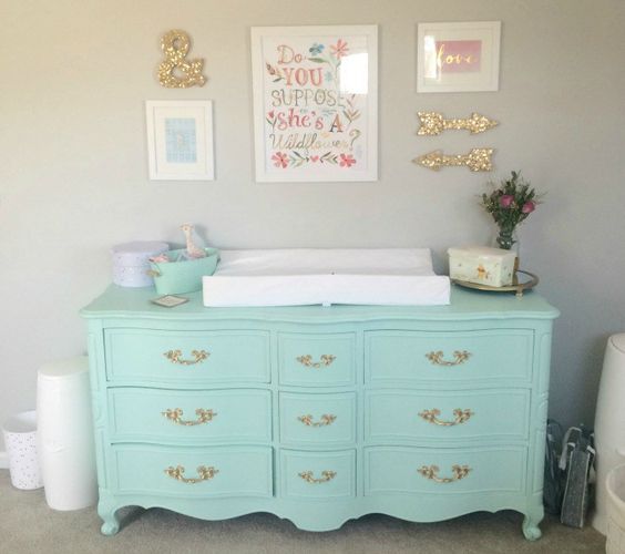 Antes y después de una antigua cómoda actualizada en verde agua