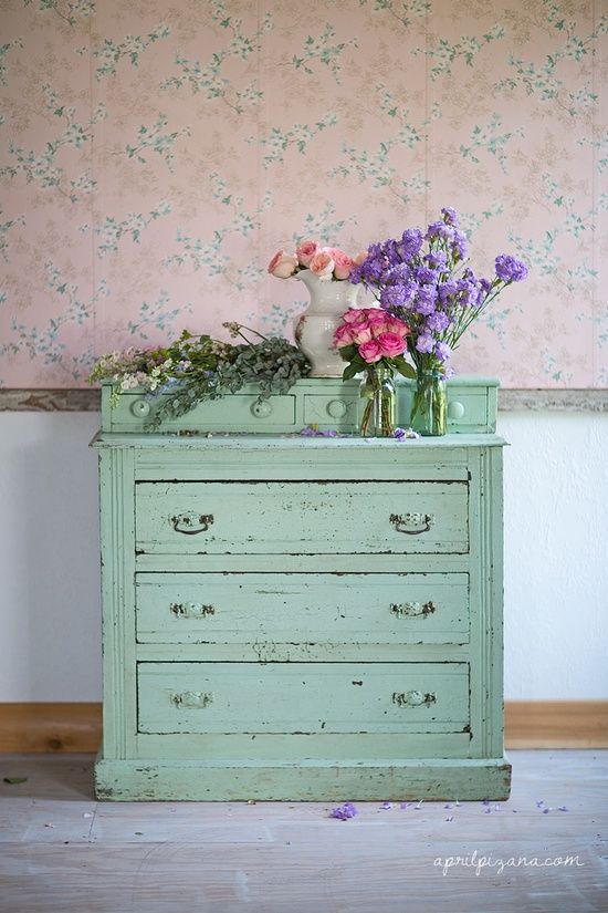 Antes y después de una antigua cómoda actualizada en verde agua