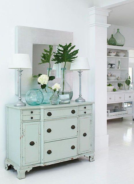Antes y después de una antigua cómoda actualizada en verde agua