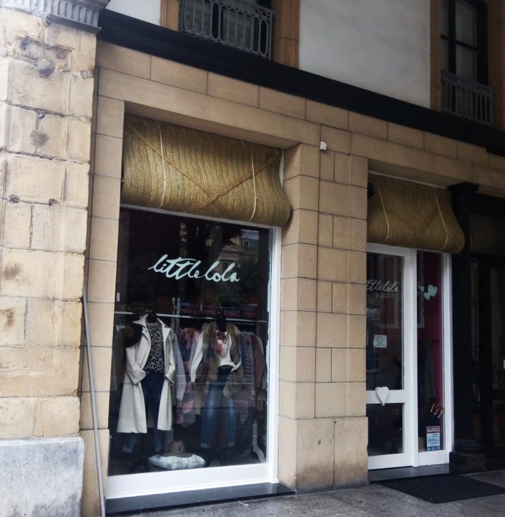 persianas de esparto en escaparate tienda de moda